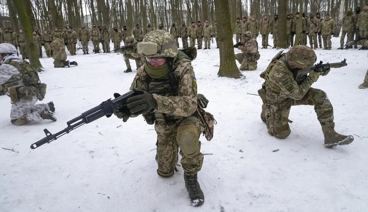 Anggota Pasukan Pertahanan Teritorial Ukraina, unit militer sukarelawan Angkatan Bersenjata, berlatih di taman kota di Kyiv, Ukraina, 22 Januari 2022. Puluhan warga sipil bergabung dengan tentara cadangan Ukraina dalam beberapa pekan terakhir di tengah ancaman invasi Rusia. (AP Photo/Efrem Lukatsky)