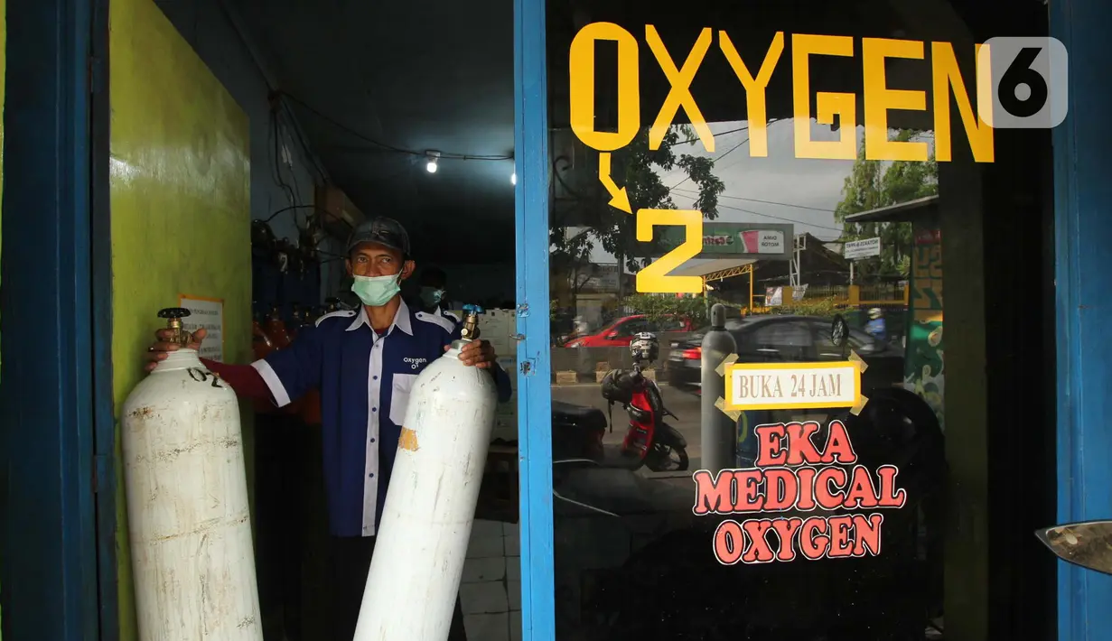 Pekerja membawa oksigen medis di agen isi ulang oksigen di Cipondoh, Kota Tangerang, Kamis (24/6/2021). Permintaan tabung oksigen kebutuhan medis rumahan dan rumah sakit mengalami peningkatan hingga 100 persen sejak lonjakan kasus COVID-19 di Kota Tangerang. (Liputan6.com/Angga Yuniar)