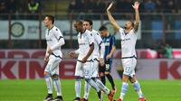 Pemain Lazio, Antonio Candreva (kanan), merayakan gol ke gawang Inter Milan pada laga Serie A di Giuseppe Meazza, Milan, Senin (21/12/2015) dini hari WIB. (AFP/Giuseppe Cacace)