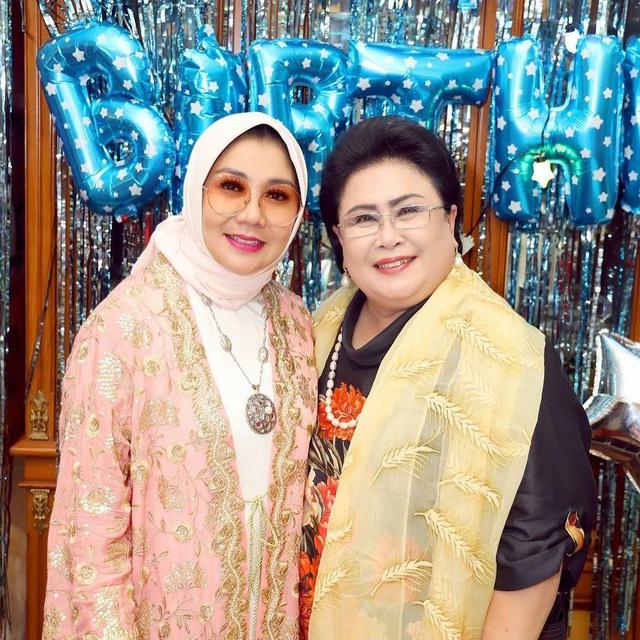 6 Potret Kedekatan Ibunda Nikita Willy dan Indra Priawan, Besan yang Kompak