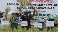 Bupati Kutai Kartanegara Edi Damansyah saat panen raya padi sawah organik di Desa Sarinadi, Kecamatan Kota Bangun Darat, Kabupaten Kutai Kartanegara beberapa waktu lalu.