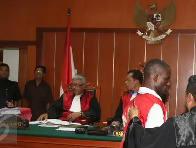 Terdakwa kasus narkotika sabu seberat 6,3 kg Arinze Petrus Eneh (kedua kanan) menjalani sidang vonis di PN Jakarta Barat, Jakarta, (18/5). Majelis Hakim  PN Jakarta Barat menjatuhkan vonis 20 tahun penjara kepada Arinze Petrus. (Liputan6.com/Helmi Afandi)