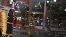 Petugas pemadam kebakaran berdatangan ke lokasi ledakan di di sebuah pusat perbelanjaan elit di ibu kota Kolombia, Bogota, Sabtu (17/6). Setelah ledakan terjadi, polisi menutup ruas-ruas jalan di sekitar pusat perbelanjaan itu. (AP Photo/Ricardo Mazalan)