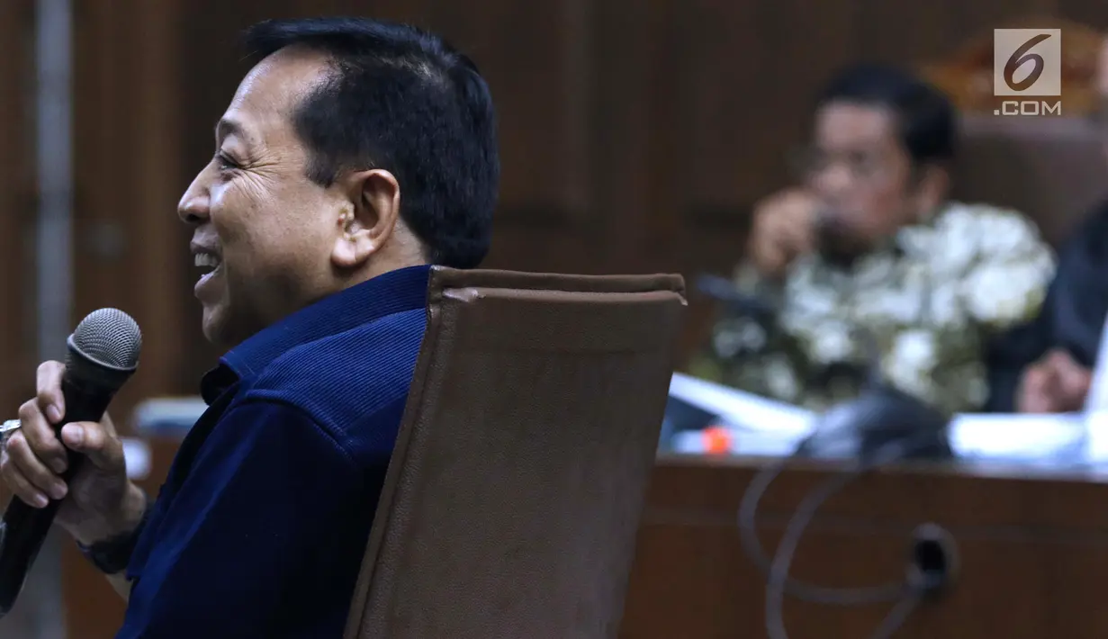 Mantan Ketua DPR, Setya Novanto (kiri) menjawab pertanyaan JPU KPK saat menjadi saksi pada sidang lanjutan dugaan suap pembangunan PLTU Riau-1 dengan terdakwa Idrus Marham di Pengadilan Tipikor, Jakarta, Selasa (19/2). (Liputan6.com/Helmi Fithriansyah)