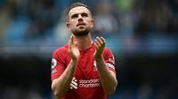 Pemain Liverpool, Jordan Henderson memberikan tepuk tangan setelah laga lanjutan Liga Inggris 2022/2023 melawan Manchester City di Etihad Stadium, Manchester, 1 April 2023. Henderson mengalami penurunan performa pada musim lalu. Ia kesulitan menopang lini serang sekaligus lini pertahanan Liverpool di sisi kanan. Alhasil, pria Inggris tersebut tak selalu dipilih oleh Jurgen Klopp sebagai starter. Henderson harus bekerja ekstra sebab posisinya terancam oleh detangan Dominik Szoboszlai. (AFP/Paul Ellis)