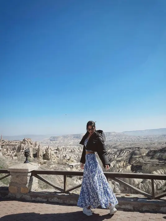 Di beberapa foto, Anya juga tampak menambahkan puffer jacket hitam. Dan sunglasses saat berpose dengan latar gurun yang luar biasa cantik. Foto: Instagram.