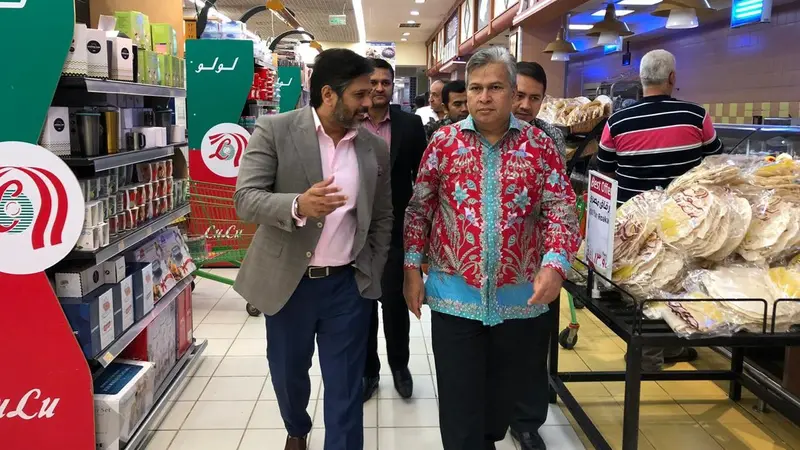 Duta Besar RI Helmy Fauzy didampingi Atase Perdagangan  Irman Adi Purwanto dan staf KBRI Cairo mengunjungi raksasa ritel asal Persatuan Emirat Arab (PEA), Lulu Hypermarket di First Settlement, Cairo, Kamis (08/08/2019).