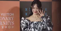 Meski sebentar lagi akan melangsung pernikahan dengan kekasihnya, Kim Woo Bin, namun Shin Min Ah masih menyempatkan diri untuk hadir di acara Louis Vuitton di tengah kesibukannya mengurus pernikahan. [@ament_official]