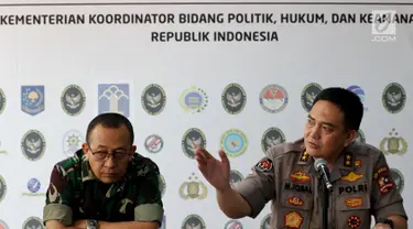 Kepala Pusat Penerangan TNI Mayjen Sisriadi dan Kepala Divisi Humas Polri Irjen M Iqbal saat menggelar jumpa pers terkait perkembangan kerusuhan 21-22 Mei 2019 di Jakarta, Selasa (11/6). Polisi Telah menetapkan 6 tersangka perencana pembunuhan terhadap 4 tokoh nasional. (Liputan6.com/Johan Tallo)