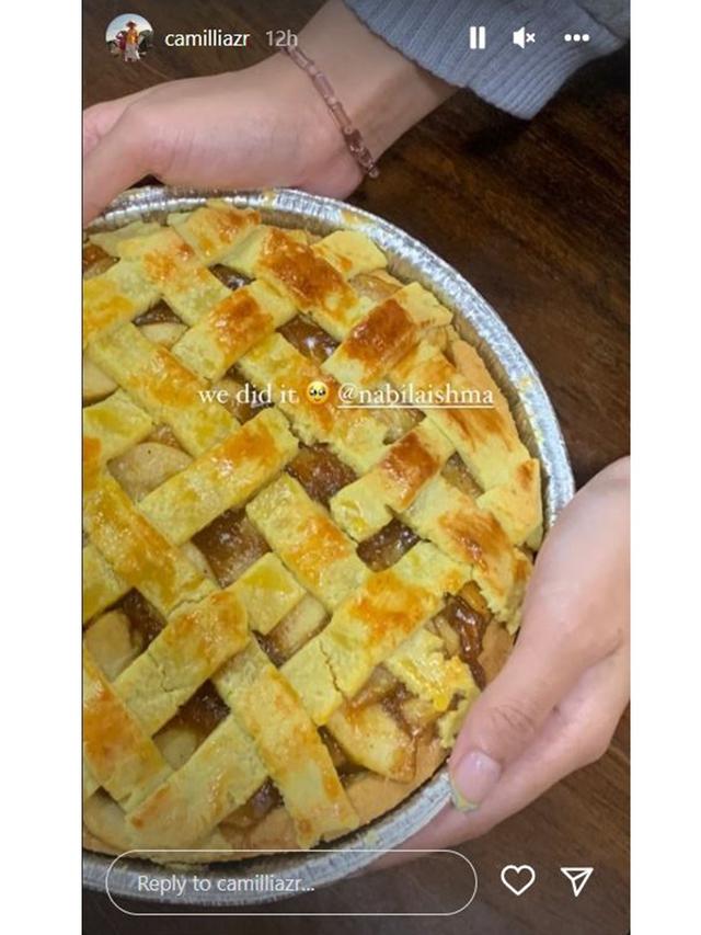 6 Potret Nabila Ishma dan Zara Kenang Ultah Eril, Bikin Apple Pie Bareng