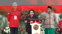 Ketua Umum PDIP, Megawati Soekarnoputri didampingi pasangan calon gubernur dan wakil gubernur Jawa Tengah, Ganjar - Yasin saat apel siaga di Stadion Manahan Solo/(Liputan6.com/Fajar Abrori)