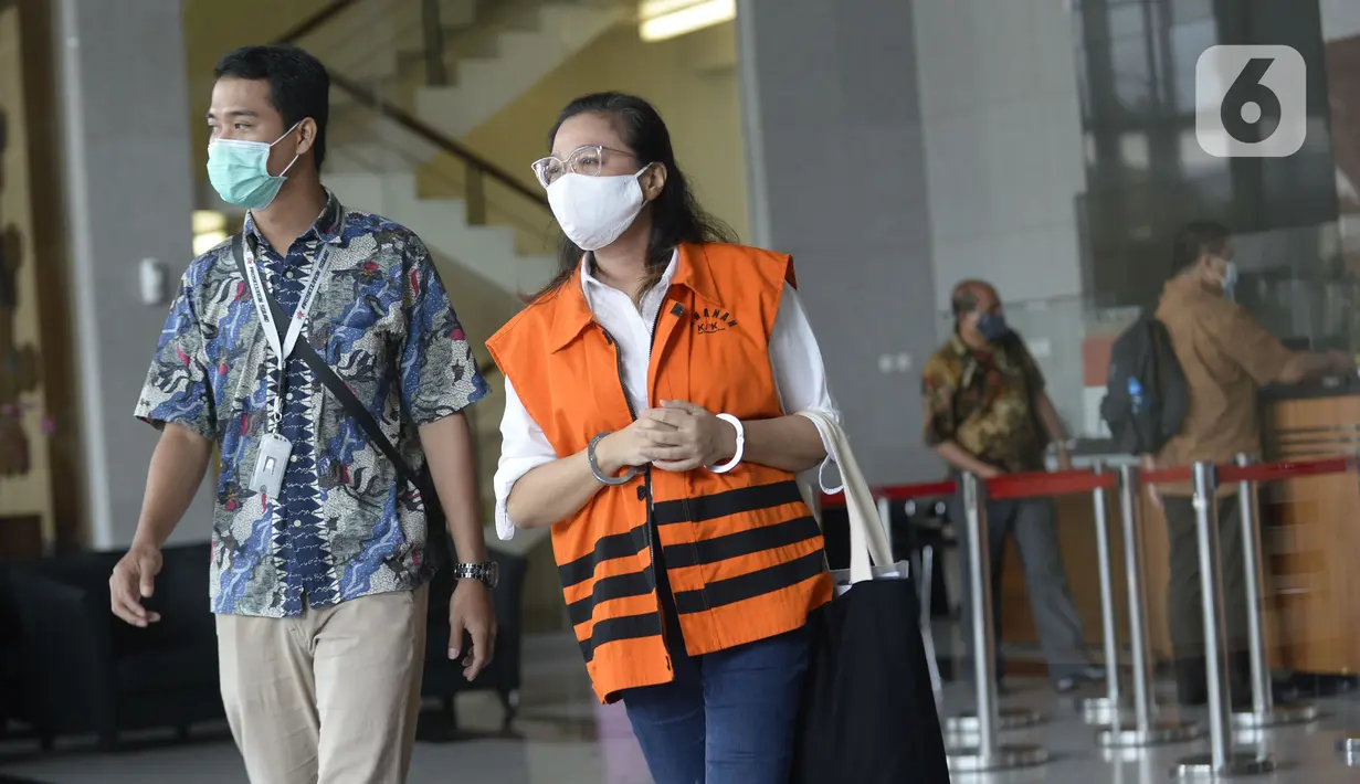 Mantan Asisten Komisioner KPU Wahyu Setiawan, Agustiani Tio Fridelia (kanan) usai menjalani sidang dakwaan di Gedung KPK, Jakarta, Kamis (28/5/2020). Agustiani Tio Fridelia menjalani sidang dakwaan terkait dugaan suap PAW anggota DPR RI periode 2019-2024, Harun Masiku. (merdeka.com/Dwi Narwoko)