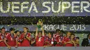 Pemain Bayern Muenchen berselebrasi merayakan Trhopy kemenangan (AFP/Odd Andersen)