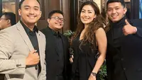 Inge Anugrah dan salah satu tim agensi yang mendukungnya. (Dok. IST)