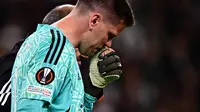 Penjaga gawang Juventus, Wojciech Szczesny tak bisa melanjutkan laga melawan Sporting Lisbon dalam leg pertama Liga Europa, Jumat (14/4/2023) dini hari WIB karena mengeluh sakit pada dadanya. (AFP/Marco Bertorello)