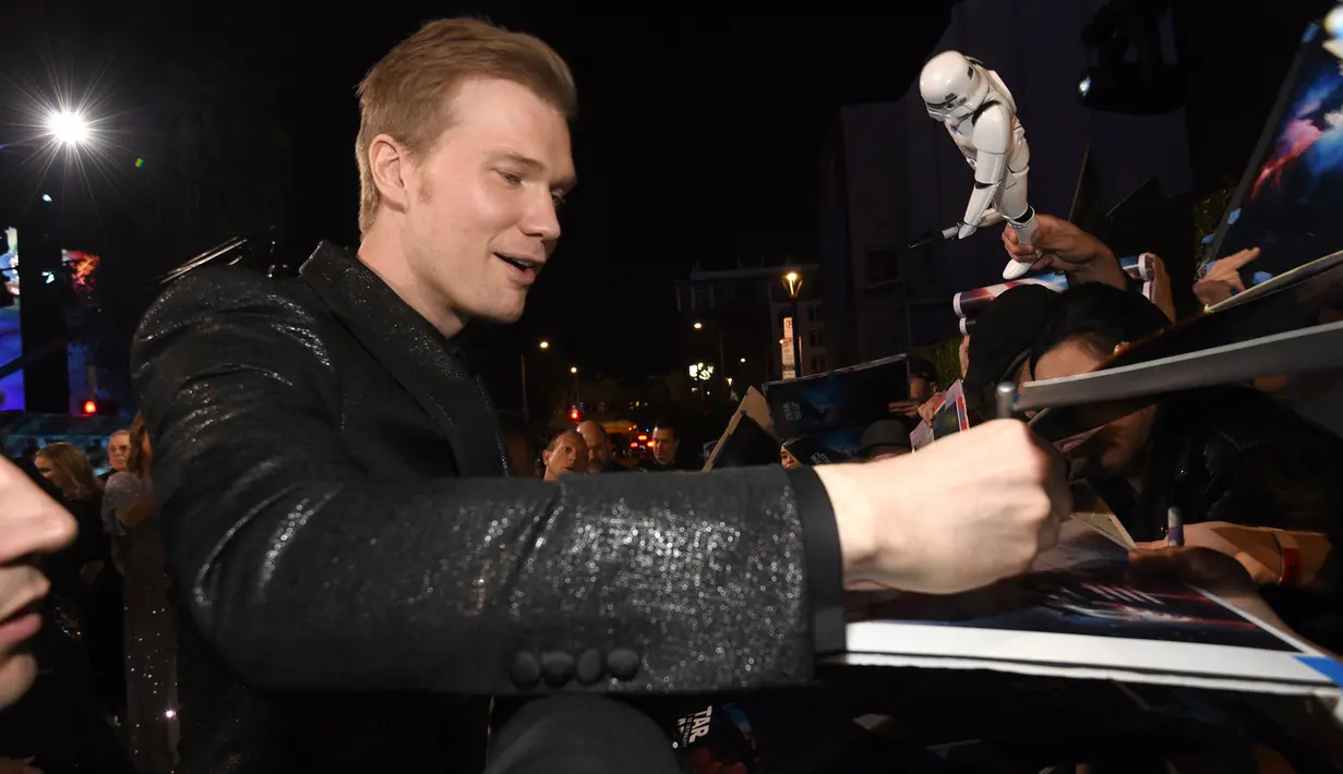 Aktor Finlandia Joonas Suotamo memberikan tanda kepada penggemar saat menghadiri pemutaran perdana "Star Wars: The Rise Of Skywalker" di Hollywood, Senin (16/12/2019). Star Wars: The Rise of Skywalker merupakan film pemuncak dari trilogi Star Wars yang terbaru. (AP Photo/Chris Pizzello)