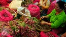 Sejumlah pedagang tampak memisahkan bawang dengan daunnya, Pasar Induk Kramat Jati, Jakarta, Jumat (19/6/2015). Bawang merah mengalami kenaikan dari harga Rp 20 ribu/kg saat ini mencapai Rp 22 ribu hingga 25 ribu/kg. (Liputan6.com/Yoppy Renato)