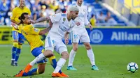 Pemain Real Madrid, Theo Hernandez (kanan) berusaha keluar dari tekanan pemain Las Palmas, Matias Aguirregaray pada lanjutan La Liga Santander di Gran Canaria stadium, Canary island, (31/3/2018). Madrid menang 3-0. (AP/Lucas de Leon)