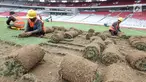 Pekerja menggulung rumput di Stadion Utama Gelora Bung Karno (SUGBK), Jakarta, Jumat (18/5). Panitia Pelaksana Asian Games 2018 (INASGOC) memindahkan rumput SUGBK ke area panahan hingga selesai upacara pembukaan Asian Games. (Liputan6.com/Johan Tallo)