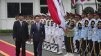 Menteri Pertahanan Republik Indonesia, Sjafrie Sjamsoeddin (kiri), bersama Menteri Pertahanan Jepang Shinjiro Koizumi memeriksa barisan kehormatan selama upacara penyambutan di Jakarta, Senin 4 Mei 2026. Menteri Pertahanan Republik Indonesia, Sjafrie Sjamsoeddin, menerima kunjungan kehormatan Menteri Pertahanan Jepang, Shinjiro Koizumi, di kantor Kementerian Pertahanan, Jakarta. (AP Photo/Achmad Ibrahim)