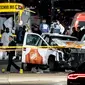 Petugas keamanan berdiri dekat sebuah truk dari Home Depot yang menabrak pejalan kaki dan pesepeda di dekat World Trade Center (WTC), New York, Selasa (31/10). Kepolisian Amerika Serikat menyebut insiden ini sebagai serangan teror. (AP/Craig Ruttle)