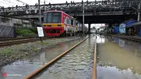 Jalur Terendam Banjir, Penumpang Kereta Tetap Setia