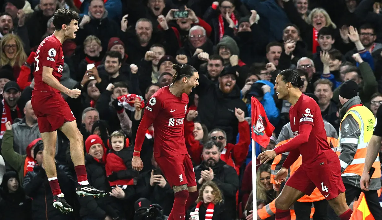 Pemain Liverpool, Virgil van Dijk (kanan) berselebrasi bersama rekannya setelah mencetak gol pertama timnya ke gawang Wolverhampton pada laga lanjutan Liga Inggris 2022/2023 yang berlangsung di Anfield, Liverpool, Kamis (02/03/2023) WIB. Liverpool menang dengan skor 2-0. (AFP/Paul Ellis)