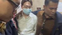 Dokter Richard Lee resmi ditahan usai diperiksa sebagai tersangka kasus dugaan pelanggaran perlindungan konsumen. (Liputan6.com/Ady Anugrahadi)
