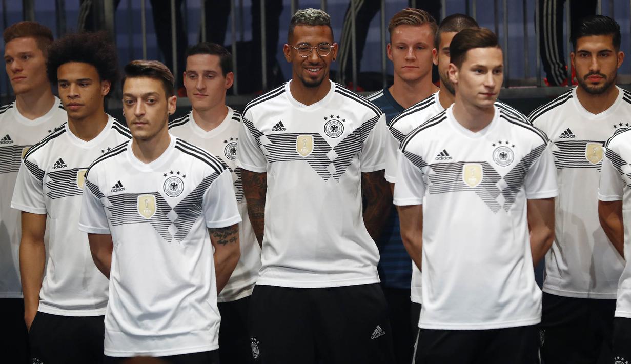 Para pemain Jerman memperkenalkan jersey yang akan digunakan untuk Piala Dunia 2018 di Berlin, Selasa (7/11/2017). Dengan jersey ini Der Panser akan berjuang mempertahankan gelar juara dunia. (AFP/Odd Andersen)