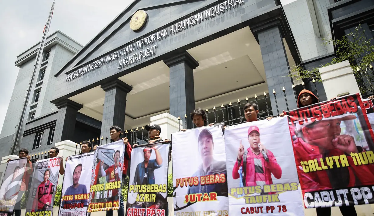 Sejumlah aktivis Gerakan Buruh Indonesia (GBI) membawa spanduk bergambar para aktivis saat  melakukan aksi demonstrasi di depan Pengadilan Negeri (PN) Jakarta Pusat, Senin (28/3). (Liputan6.com/Faizal Fanani)