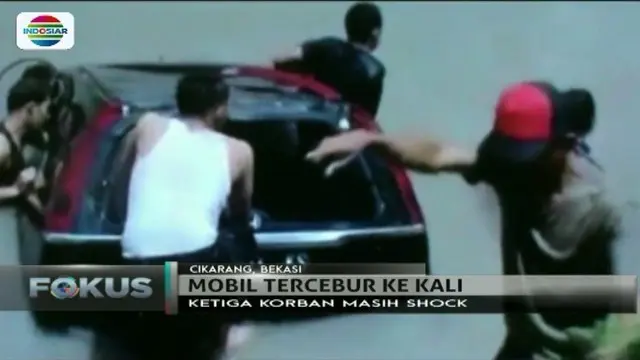 Diduga akibat kurang berhati-hati, sebuah mobil tercebur ke Kali Malang, Bekasi. Seorang anak berusia 5 tahun dilaporkan menghilang.