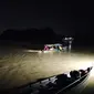 Relawan melakukan penyisiran di Sungai Kahayan untuk mencari seorang anak yang dilaporkan tenggelam saat bermain di Gosong Sungai Kahayan, Minggu (27/8/2023).