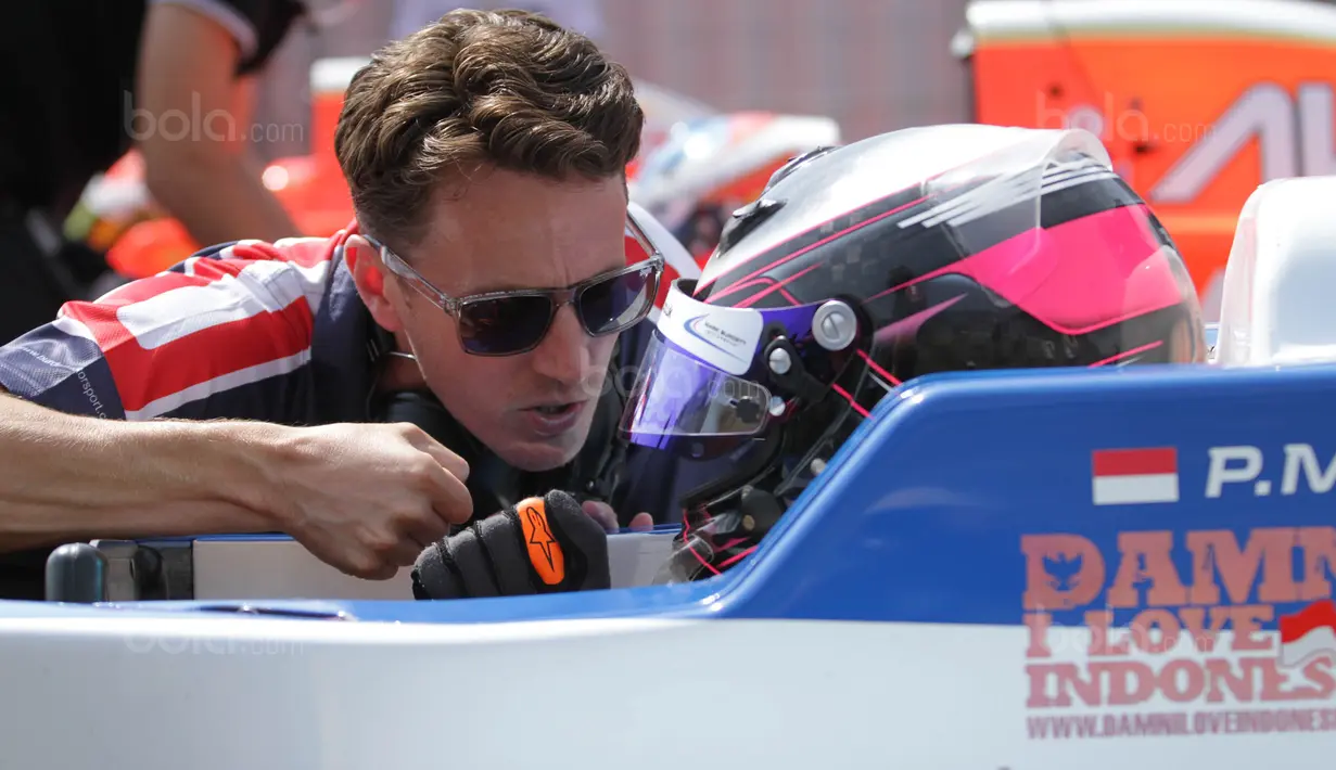 Pebalap Indonesia, Presley Martono, mendapat arahan dari pelatihnya, Robbie Kerr, jelang balapan Formula Renault 2.0 Eurocup di Sirkuit Red Bull Ring, Austria, Minggu (23/7/2017). Presley gagal finis karena ditabrak. (Bola.com/Reza Khomaini)