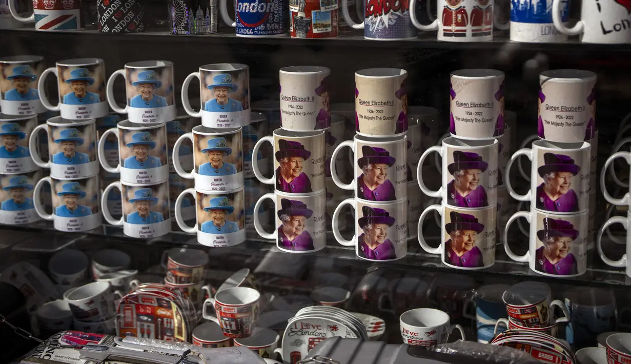 Mug dengan gambar Ratu Elizabeth II dipajang di sebuah toko wisata di pusat kota London, pada 16 September 2022. Tingkat hunian bisa mencapai tertinggi sepanjang masa sebesar 95 persen, menurut platform pemesanan grup yang berbasis di London saat ratusan pemimpin dunia, ditambah rombongan mereka membutuhkan tempat tinggal saat mereka tiba untuk pemakaman ratu. (AP Photo/Emilio Morenatti, File)