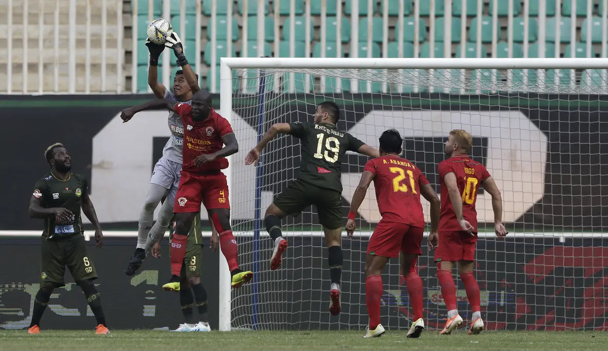 Kiper Tira Persikabo, Teguh Amiruddin, menangkap bola saat menghadapi Kalteng Putra pada laga Shopee Liga 1 di Stadion Pakansari, Bogor, Jumat (26/7). Tira Persikabo menang 5-2 atas Kalteng. (Bola.com/Yoppy Renato)