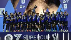 Para pemain Inter Milan merayakan dengan trofi setelah mereka memenangkan pertandingan sepak bola final Piala Super Italia antara Inter Milan dan Napoli di Stadion Al Awwal Park, Riyadh, Arab Saudi, Senin (22/1/2024). (AP Photo)