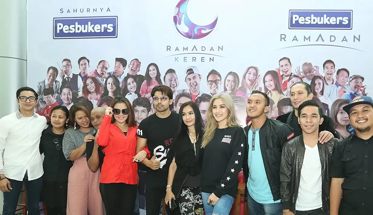 “Kemarin Kylie Jenner kan rambutnya silver. Aku tadinya ingin silver, sudah tiga kali bleaching, tapi jadinya gini. Kata orang sih bagus. Ya sudah kalau bagus aku senang-senang aja” ujar Jessica Iskandar (Bambang E.Ros/Bintang.com)