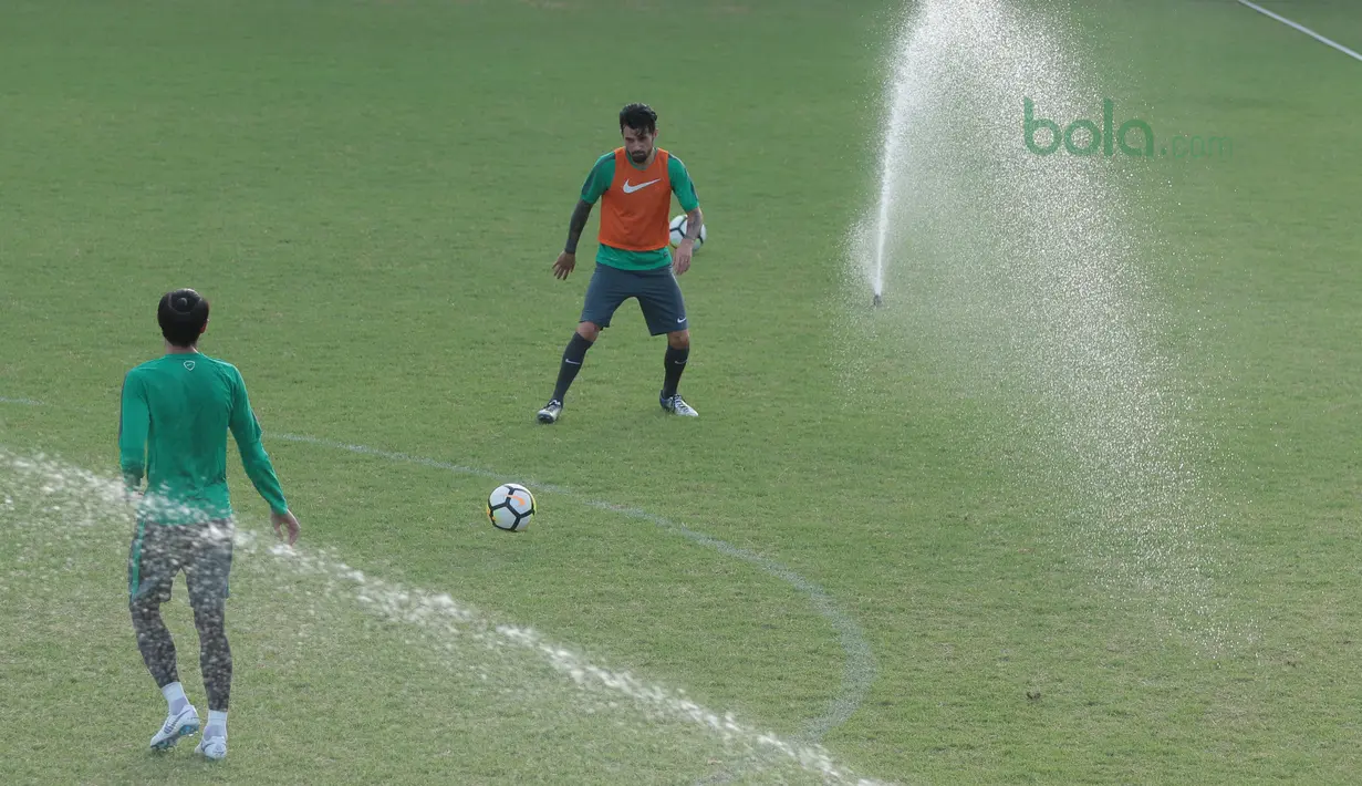 Stefano Lilipaly saat menerima umpan Hansamu Yama pada sesi latihan di Lapangan ABC Senayan, Jakarta (21/6/2018). Timnas melakukan persiapan untuk melawan Korea pada laga uji coba 23 Juni 2018. (Bola.com/Nick Hanoatubun)