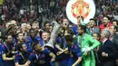 Phil Jones juga mencatatkan tinta emas bersama MU di kancah Eropa ketika menjuarai Europa League pada musim 2016/2017 dibawah kepemimpinan Jose Mourinho. (AFP/Paul Ellis)