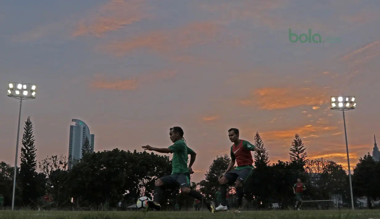 Pemain Timnas Indonesia U-23, Riko Simanjuntak (kiri) berusaha melewati Rezaldi Hehanussa pada sesi latihan di Lapangan ABC Senayan, Jakarta (20/6/2018). Indonesia akan melawan Korea pada laga uji coba 23-6-2018. (Bola.com/Nick Hanoatubun)