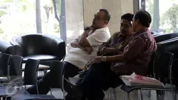 Bupati Tangerang, Ahmed Zaki Iskandar Zulkarnain (kiri) saat berada di ruang tunggu KPK, Jakarta, Jumat (22/4). Zaki akan diperiksa sebagai saksi terkait kasus dugaan suap pembahasan Raperda tentang reklamasi Teluk Jakarta. (Liputan6.com/Helmi Afandi)