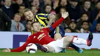 Pemain Manchester United, Wayne Rooney, dilanggar pemain Fenerbahce, Simon Kjaer, dalam laga Grup A Liga Europa di Stadion Old Trafford, Manchester, Jumat (21/10/2016). (Reuters/Phil Noble)