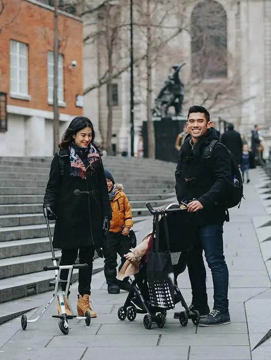 Bersama sang suami dan dua buah hatinya, wanita cantik ini menghabiskan liburan akhir tahun pergi ke London, Inggris. (Foto: instagram.com/therealdisastr)