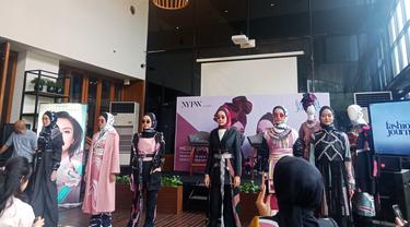 Dian Pelangi dan Itang Yunasz di NYFW 2019