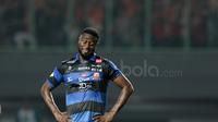 Pemain Madura United, Sanogo Boubacar saat melawan Persija Jakarta pada lanjutan Liga 1 2017 di Stadion Patriot, Bekasi, Kamis (4/5/2017). Persija kalah 0-1. (Bola.com/Nicklas Hanoatubun)
