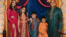 Foto keluarga merayakan ulang tahun sekaligus Lebaran. Bersama Ardi Bakrie yang memakai gamis atau thawb warna hijau dan celana krem. [Foto: @ramadhaniabakrie]