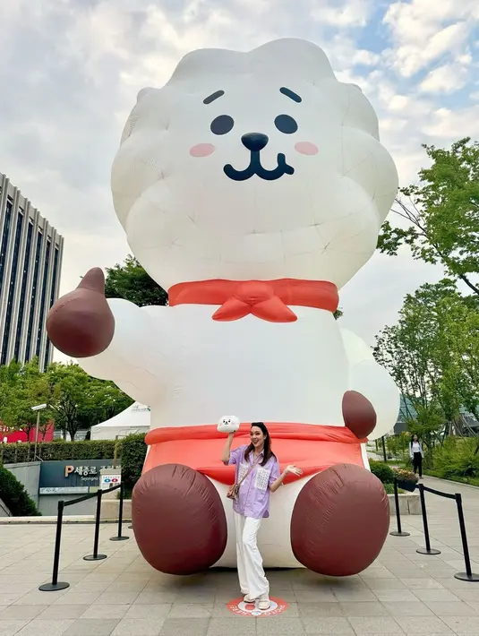 Reisa menulisakan 'Commemorating Kim Seokjin's return' pada keterangan unggahannya. Pada Insta Story-nya, wanita kelahiran Malang ini menunjukkan dirinya yang sudah masuk ke dalam venue. Diketahui pada acara tersebut, Jin melakukan pelukan spesial untuk 1.000 penggemar yang hadir. (Liputan6.com/IG/@reisabrotoasmoro)
