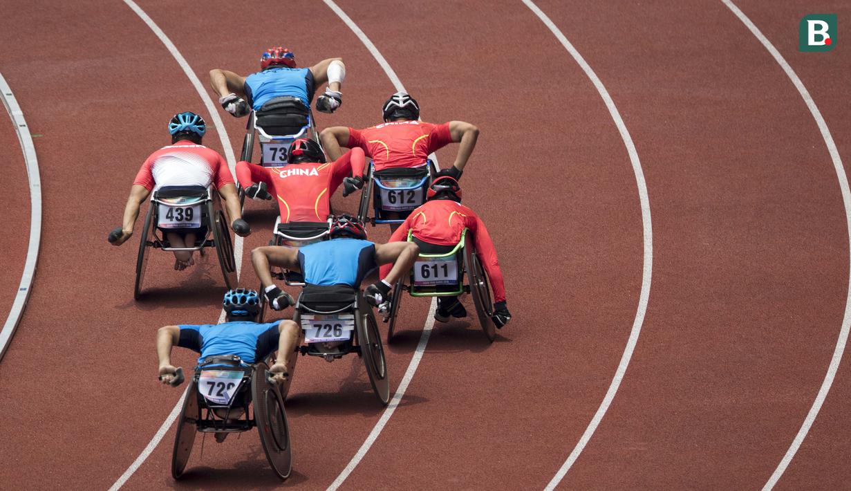 Atlet Thailand mendominasi cabang para atletik nomor 1500 meter putra klasifikasi T53/54 pada Asian Para Games 2018, di Stadion Utama Gelora Bung Karno Jakarta, Kamis(11/10/2018). (Bola.com/Peksi Cahyo)