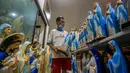 Seorang pekerja menata patung Bunda Maria yang terbuat dari fiberglass di sebuah rumah produksi di Yogyakarta pada 18 Desember 2024. (DEVI RAHMAN/AFP)