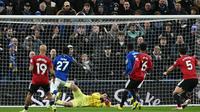 Kiper Manchester United, Senne Lammens, melakukan penyelamatan gemilang saat menahan gempuran Everton dalam lanjutan Liga Inggris di Hill Dickinson Stadium pada Selasa (24/2/2026) dini hari WIB. (Paul ELLIS / AFP)